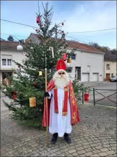 Aujourd'hui 6 décembre, notre balade commence logiquement en Lorraine, en compagnie de Saint-Nicolas, à Bisten-en-Lorraine. Village de l'aire d'attraction de Saint-Avold, dans les régions naturelles du pays de Nied et du Warndt, il se situe dans le département ...