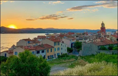 Retour en 2005, et plus précisément le 13 janvier. Cette année-là, je naquis paisiblement dans un petit village du Var, un magnifique département logé dans le Sud de la France. Laquelle de ces villes n'est pas située dans ce département ?