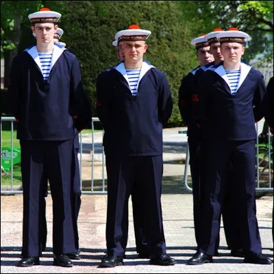 Quelle partie de luniforme du marin est censée porter bonheur à ceux qui la touchent ?