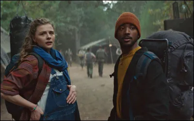 Un film sorti le 7 janvier 2022 sur Netflix. Quel est ce film, qui est un thriller dramatique de science-fiction, réalisé par Mattson Tomlin, dans lequel on peut voir Chloë Grace Moretz, Algee Smith et Raul Castillo ?