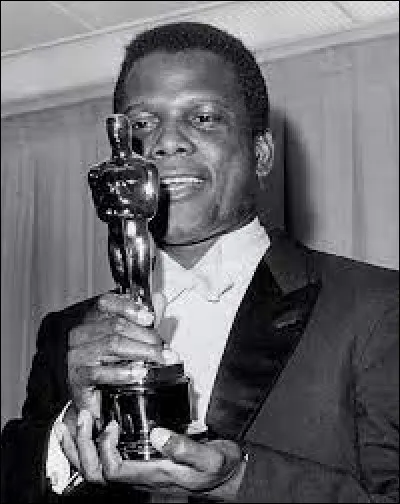 Lacteur américano-bahaméen Sidney Poitier est décédé le 6 janvier 2022. Parmi dinnombrables films, citons La Chaîne, Devine qui vient dîner, Les Drakkars. Dans quel film ayant remporté 5 Oscars incarne-t-il un policier noir impliqué dans une enquête sur un meurtre dans une ville aux habitants fortement racistes ?