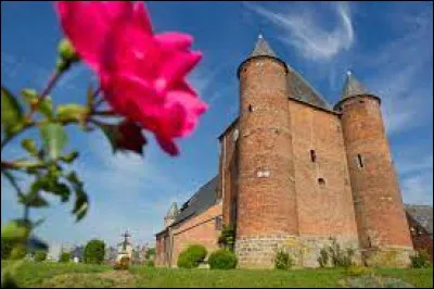 Nous commençons notre balade dans les Hauts-de-France, devant l'église fortifiée d'Englancourt. Village de l'arrondissement de Vervins, il se situe dans le département ...