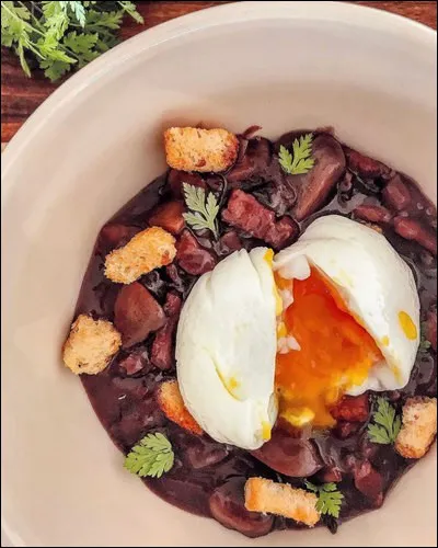 Quel est ce plat bourguignon, à base d'ufs pochés et de sauce au vin rouge ?