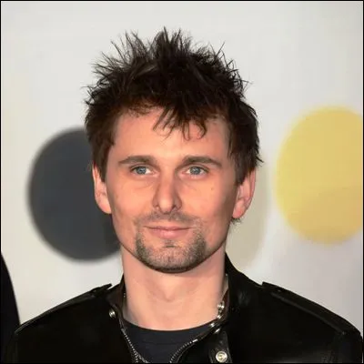 Quel groupe, mené par Matthew Bellamy, a sorti le titre "Supermassive Black Hole" ?