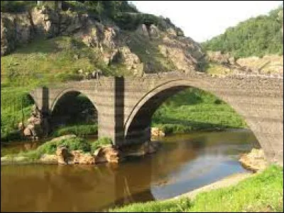 D'après-vous, pourquoi ce pont gothique à deux arches n'est-il désormais plus visible par les promeneurs ?