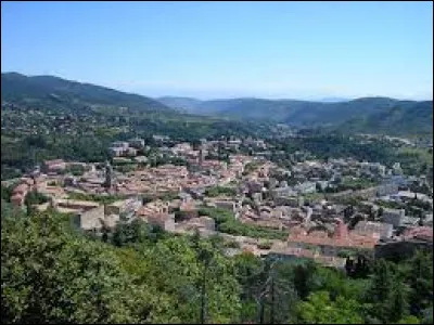 Moins peuplée des préfectures françaises, Privas s'est déclarée capitale du marron glacé et de la crème de marron. Elle se situe ...