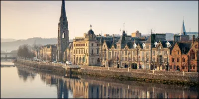 Perth, ville de 47 000 habitants, sur les rives de la rivière Tay, se trouve en ...