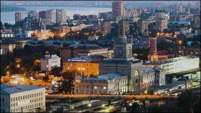 Stalingrad, ville célèbre pour la bataille qui s'y est déroulée en 1942-43 a changé de nom : depuis quand s'appelle-t-elle Volgograd ?