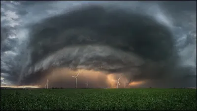 Combien compte-t-on environ de tornades par an, aux États-Unis ?