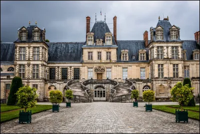 Quel est ce château royal en F de style Renaissance, haut lieu de l'histoire de France de François 1er à Napoléon III ?