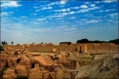 Cette ville de Mésopotamie, située sur l'Euphrate, est devenue sous le règne d'Hammourabi, dans la première moitié du XVIIIe siècle av. J.-C., la capitale d'un vaste royaume. Elle connaît son apogée au VIe siècle av. J.-C. durant le règne de Nabuchodonosor II, comme centre d'un empire dominant une vaste partie du Moyen-Orient.