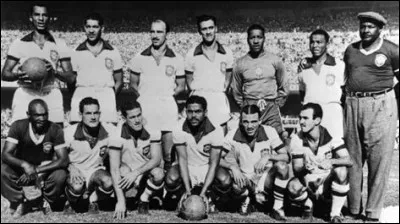 Il n'y a pas eu de Coupe du monde en 1942, à cause de la guerre.