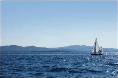 Quelle navigatrice française est surnommée "la petite fiancée de l'Atlantique" ?