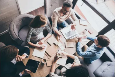 Tu dois travailler par groupe, sauf que (quel dommage dis donc) tu ne connais personne.