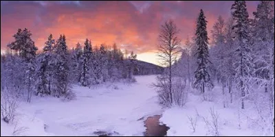 Laquelle de ces mers est la plus proche de la Finlande ?