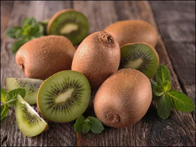 Si vous avez acheté des kiwis top durs, il faut les faire mûrir. 
Comment ?