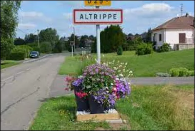 Nous commençons notre petite promenade dans le Grand-Est, à l'entrée d'Altrippe. Village de l'aire d'attraction de Saint-Avold, il se situe dans le département ...