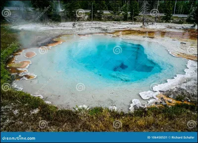 Qui a rendu célèbre le "Grand Trou Bleu" au large du Belize ?