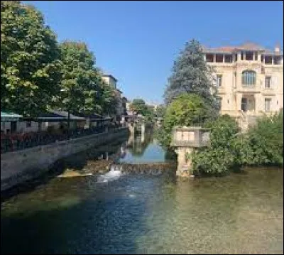 Ville entre Avignon et la vallée Nord Luberon, parfois surnommée la Venise Comtadine, L'Isle-sur-la-Sorgue se situe dans le département ...