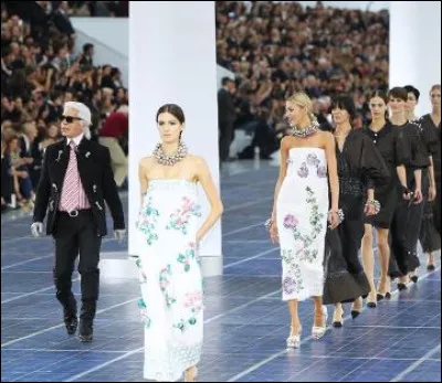 Il arrive à Paris en 1952, Karl Lagerfeld. Il débute auprès de Jean Patou. Il s'impose avec la griffe Chloé et Fendi et devient directeur artistique de Chanel en 1983. 
Quelle enseigne a fait appel en 2004 à ce grand créateur pour lancer la collection "Capsule" destinée à tout le monde ?