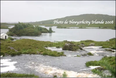 Quel est ce lieu d'Irlande, célèbre pour ses lacs et ses marais qui s'étendent au milieu de terres sauvages ?