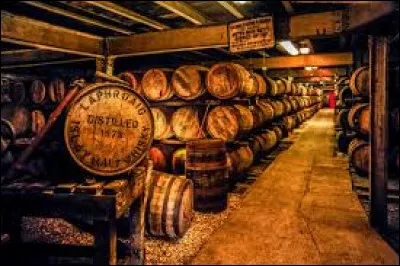 Avec quel bois sont généralement fabriqués les fûts de stockage du whisky ?