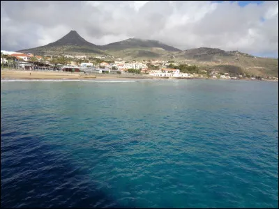 Tout d'abord, il faut savoir que Madère n'est pas qu'une île. C'est aussi un archipel et une région administrative autonome du Portugal. L'archipel compte 2 îles habitées : Madère "elle-même" et une autre île beaucoup plus ancienne et géologiquement très différente. Comment se nomme cette autre île ?