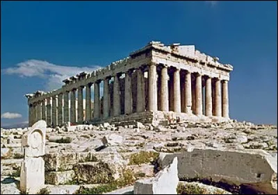 Ce monument est typique de la Grèce antique. Dans quelle ville se situe-t-il ?