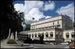 Une situation exceptionelle au pied du massif du Jura, proche du lac Lman, des Alpes suisses, des eaux thermales rputes. Avec son casino, ses palaces et son lac de 45 ha elle a des allures de luxe.