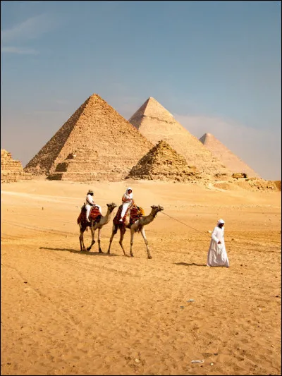 Quel pays est le pays des pyramides ?