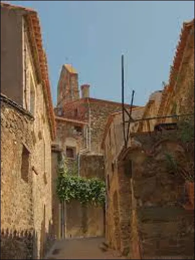 Petit village occitan de 59 habitants, dans l'aire d'attraction Perpignanaise, Calmeilles se situe dans le département ...