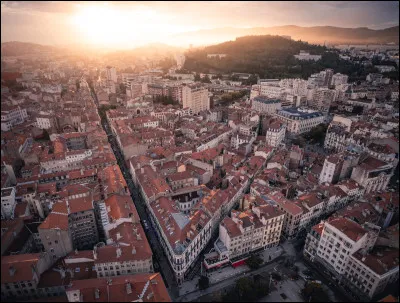 Géographie : dans quel département se trouve la ville de Saint-Étienne ?