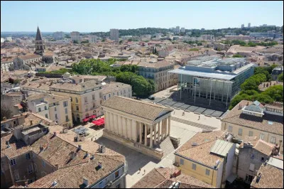 Géographie : dans quel département se trouve la ville de Nîmes ?