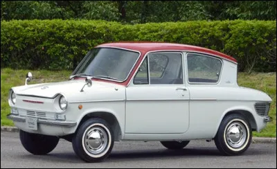 Quelle est cette petite auto qui reprend le style de la lunette arrière inversée ?