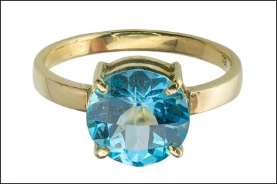 De quelle couleur est la pierre de cette bague ?