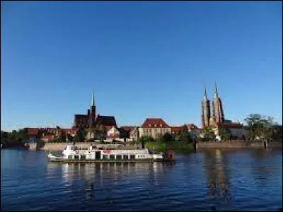 Ce fleuve, long de 854 km, prend sa source en République tchèque, traverse le Sud-Ouest de la Pologne, arrose Wrocław et forme la frontière entre l'Allemagne et la Pologne avant de rejoindre la Baltique près de Szczecin :