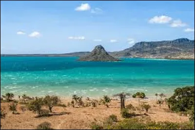 L'île de Madagascar, est située dans l'océan Indien à 400 km à l'est des côtes africaines. C'est le canal du Mozambique qui le sépare du continent.