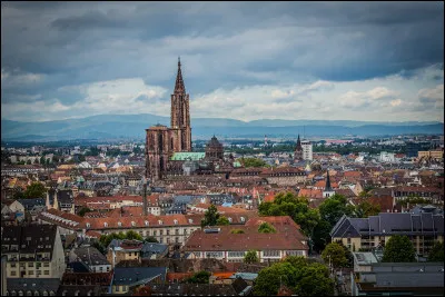 Quelle est cette ville, chef-lieu et plus grande ville de la région Grand-Est, préfecture du département du Bas-Rhin et capitale européenne ?