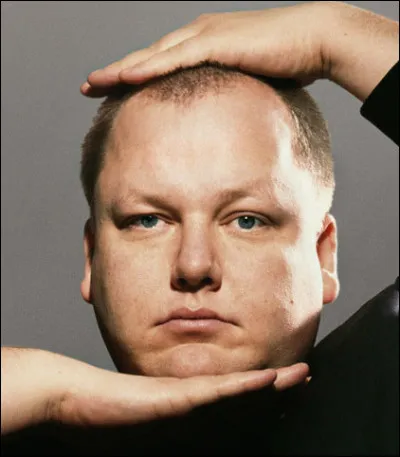 Tout d'abord, quel est le vrai nom du chanteur et guitariste dont le pseudonyme est Black Francis (ou Frank Black selon la période) ?