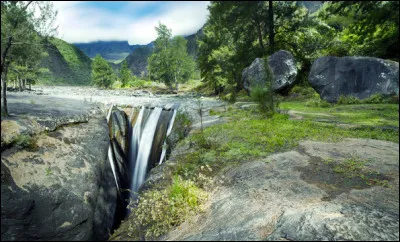 Sur quelle île peut-on admirer la cascade de Trois Roches, dans le cirque de Mafate ?