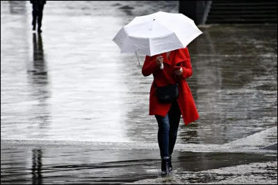 "Rien que de l'eau, de l'eau de pluie, de l'eau de là-haut... " est le refrain d'une chanson de France Gall.