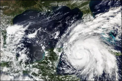 À cause du réchauffement climatique, les tempêtes, les cyclones, les typhons et les ouragans deviennent plus fréquents et plus violents.