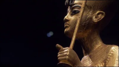 Sous quelle dynastie Toutankhamon règne-t-il ?