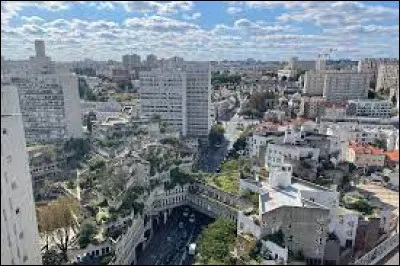 Cette ville du Val-de-Marne peuplée de 64 000 habitants, située dans l'immédiate banlieue sud de de Paris, c'est Ivry sur ...