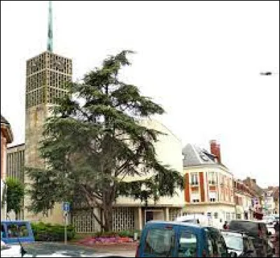 Notre balade commence dans les Hauts-de-France, à Breteuil. Ville de l'arrondissement de Clermont, dans le Santerre, elle se situe dans le département ...