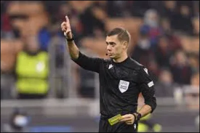 Il s'agit de penser à un arbitre de foot particulièrement décrié qui a failli faire exploser sur place Thierry Roland (ce n'est pas l'arbitre de la photo)