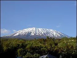 Montagne située en Tanzanie, j''héberge' le point culminant du continent africain avec 5 895 m, 'enrubannée' d'une couronne neigeuse, je suis :