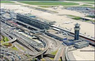 Quel grand aéroport francilien est à cheval sur les départements de l'Essonne et du Val-de-Marne ?