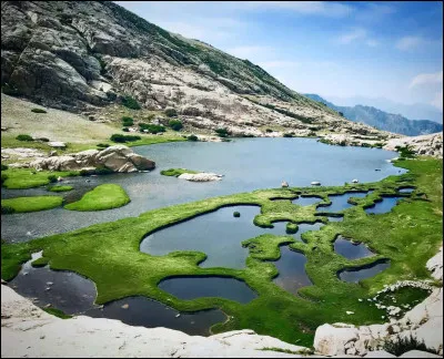 Où pourrez-vous admirer le lac de l'Oriente, d'une superficie d'un hectare pour deux mètres de profondeur ?