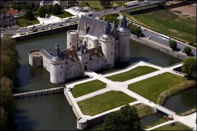 Cette petite ville du Loiret peuplée de 5000 habitants, connue pour son château, c'est Sully sur ...